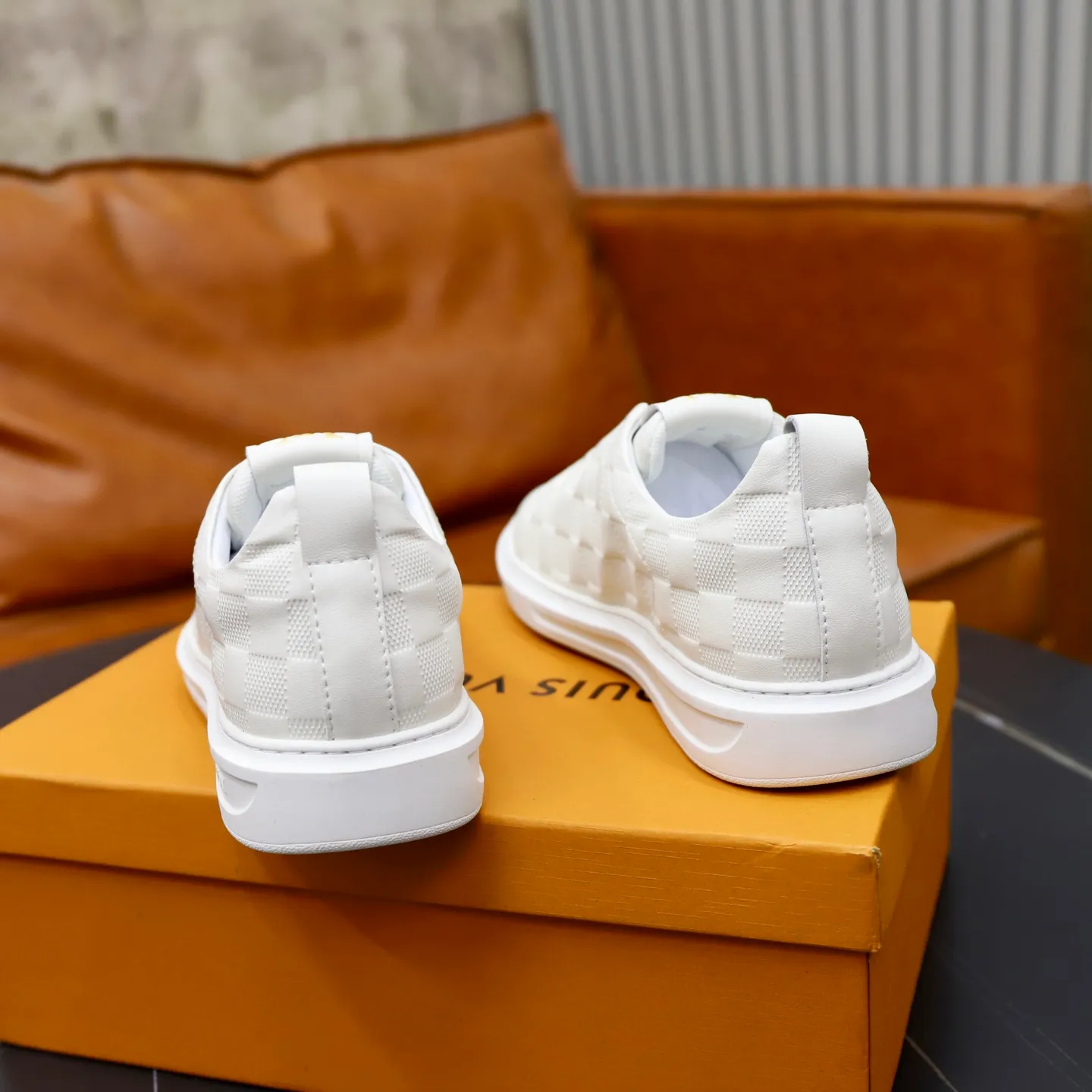 Ex-factory price: 442💰🙅‍♂️🙅‍♂️🙅‍♂️ Brand: LV Louis Vuitton Standard code: 38-44 (45 customized) Grade: Same as the official website Material: Original cowhide material stitching Comfortable and breathable sheepskin lining Lightweight and wear-resistant sports outsole Style category: Men's fashionable casual shoes Running sneakers Distinguished luxury brand elements Top luxury color: actual picture color
